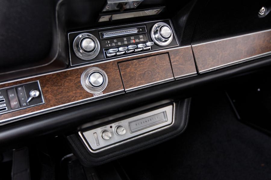 Детали интерьера Oldsmobile 442 Convertible 1969 года  (фото 8 из 29)